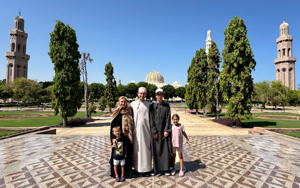 Muscat: Guided Private City Tour with Lunch and Transfers