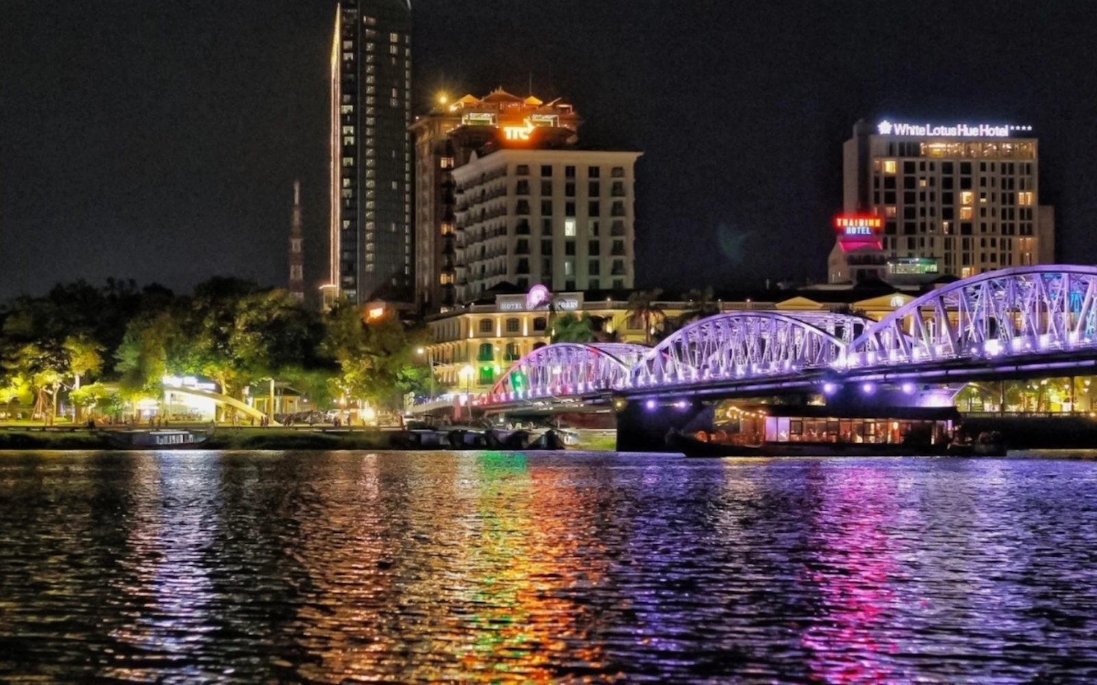 Hue Night Street Food Tour by Motorbike with Lady Riders