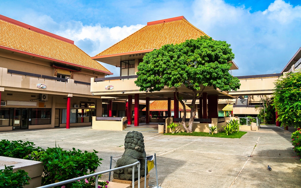 Courtyard of the Hawaii Okinawa Center with traditional architecture on the Grand Circle Island Oahu Half-Day Tour.