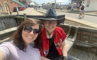 Couple enjoying Brighton seafront during self-guided city exploration game.