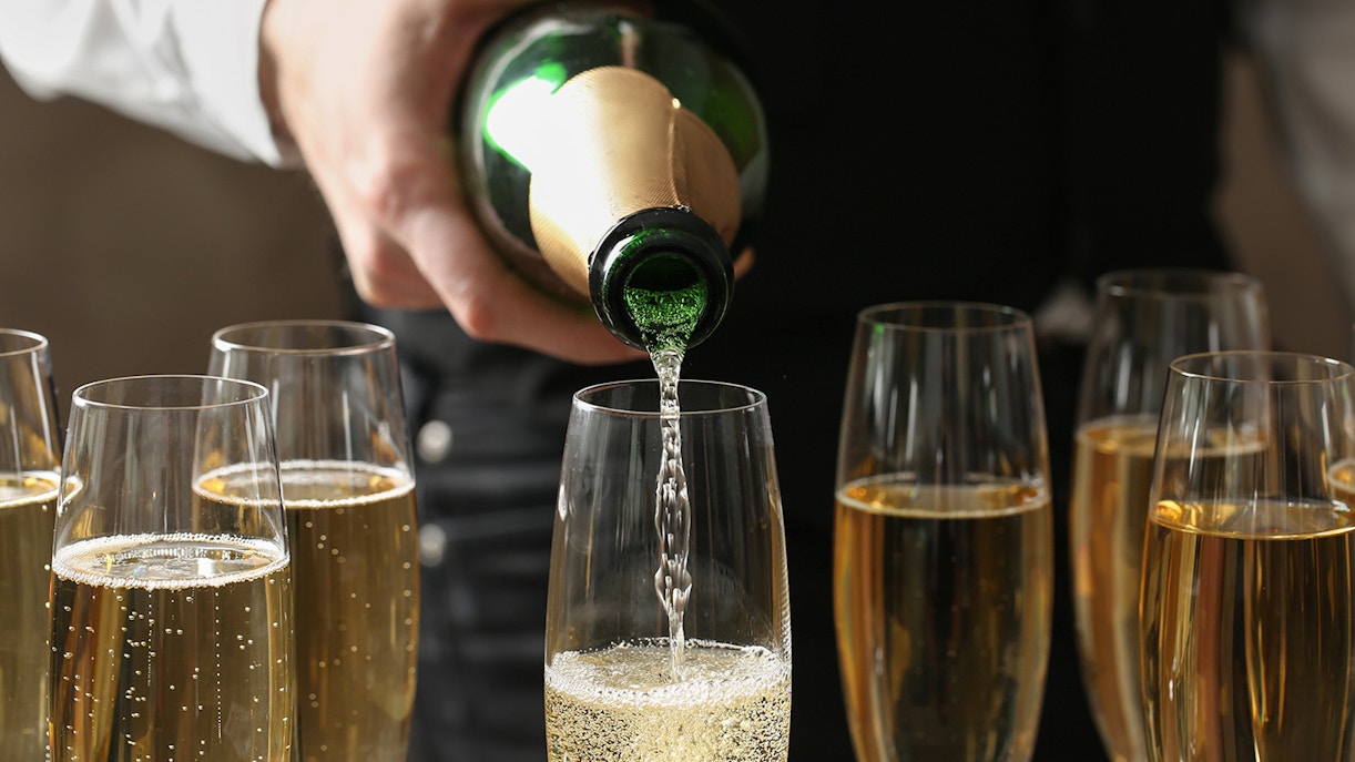 Champagne at the Bar - Facilities at the Lido 2 Paris