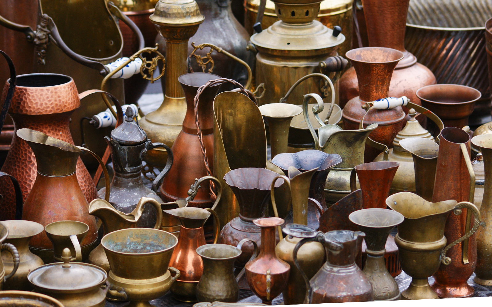 Vases for sale in market in Rome	