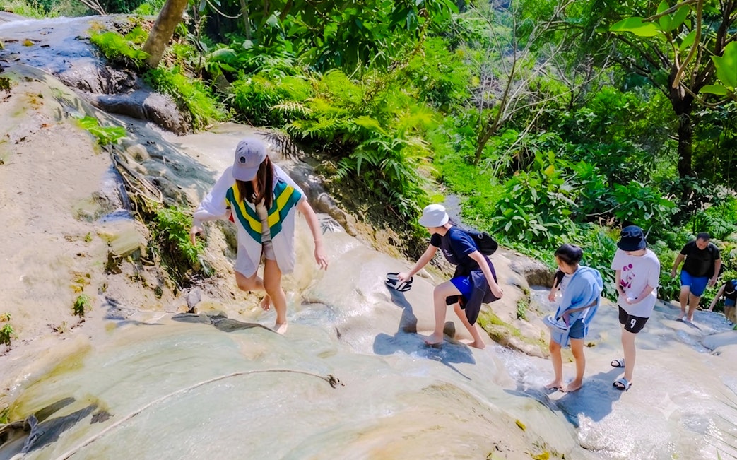 à partir de chiang mai : visite en petit groupe aux cascades de bua thong et à la fontaine de chet si-2
