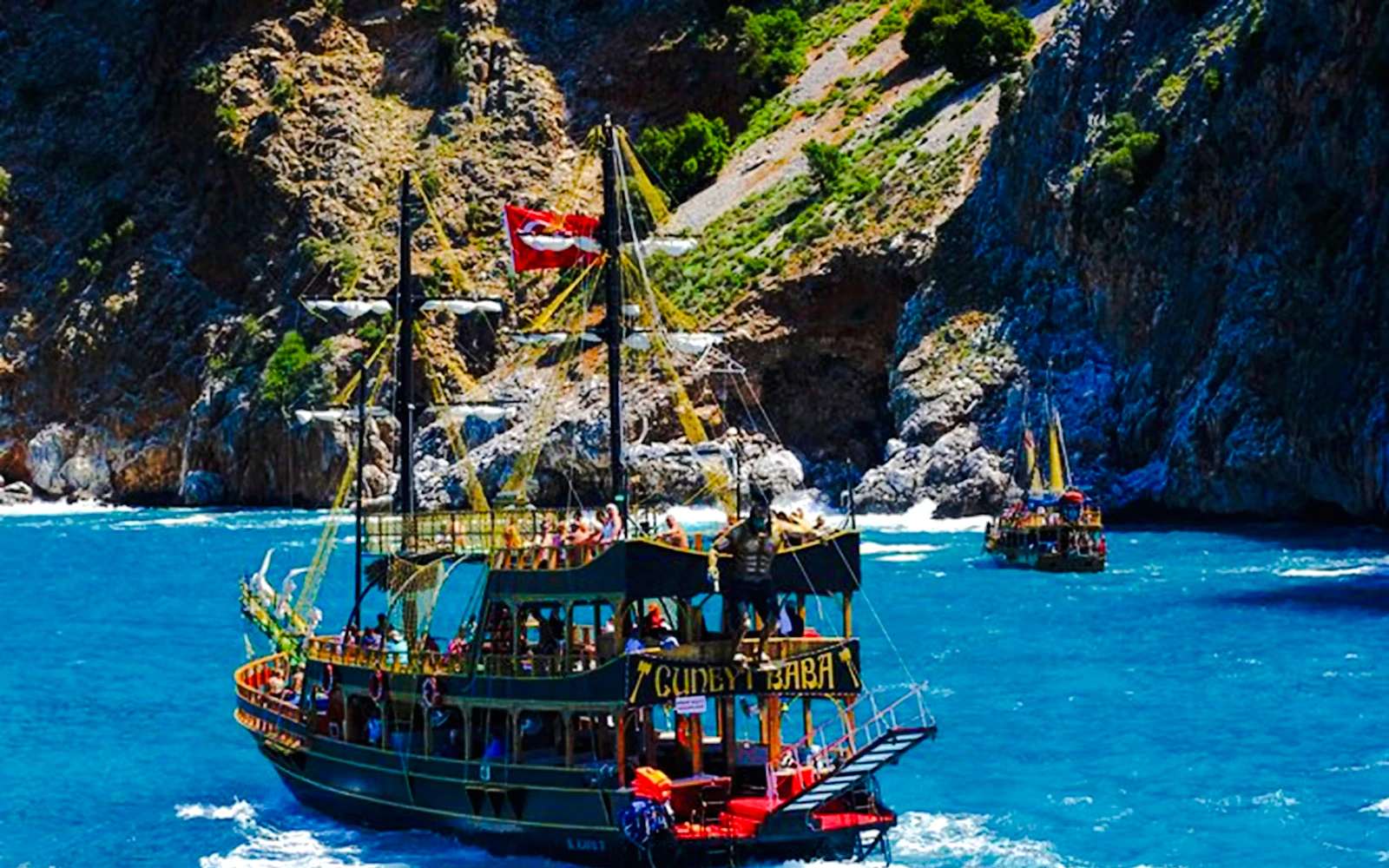 Alanya Pirate Boat Tour with Lunch and Unlimited Soft Drinks, Foam Party and Round-Trip Hotel Transfers (Product 53549)