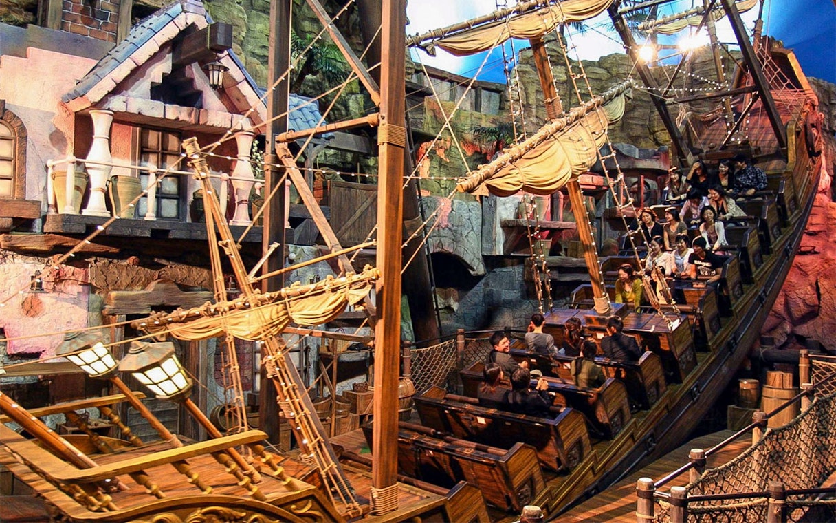Visitors enjoying a pirate ship ride at Maxell Aqua Park Shinagawa.