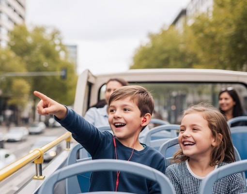 Kinder genießen eine Stadtrundfahrt in einem Hop-on-Hop-off-Bus.