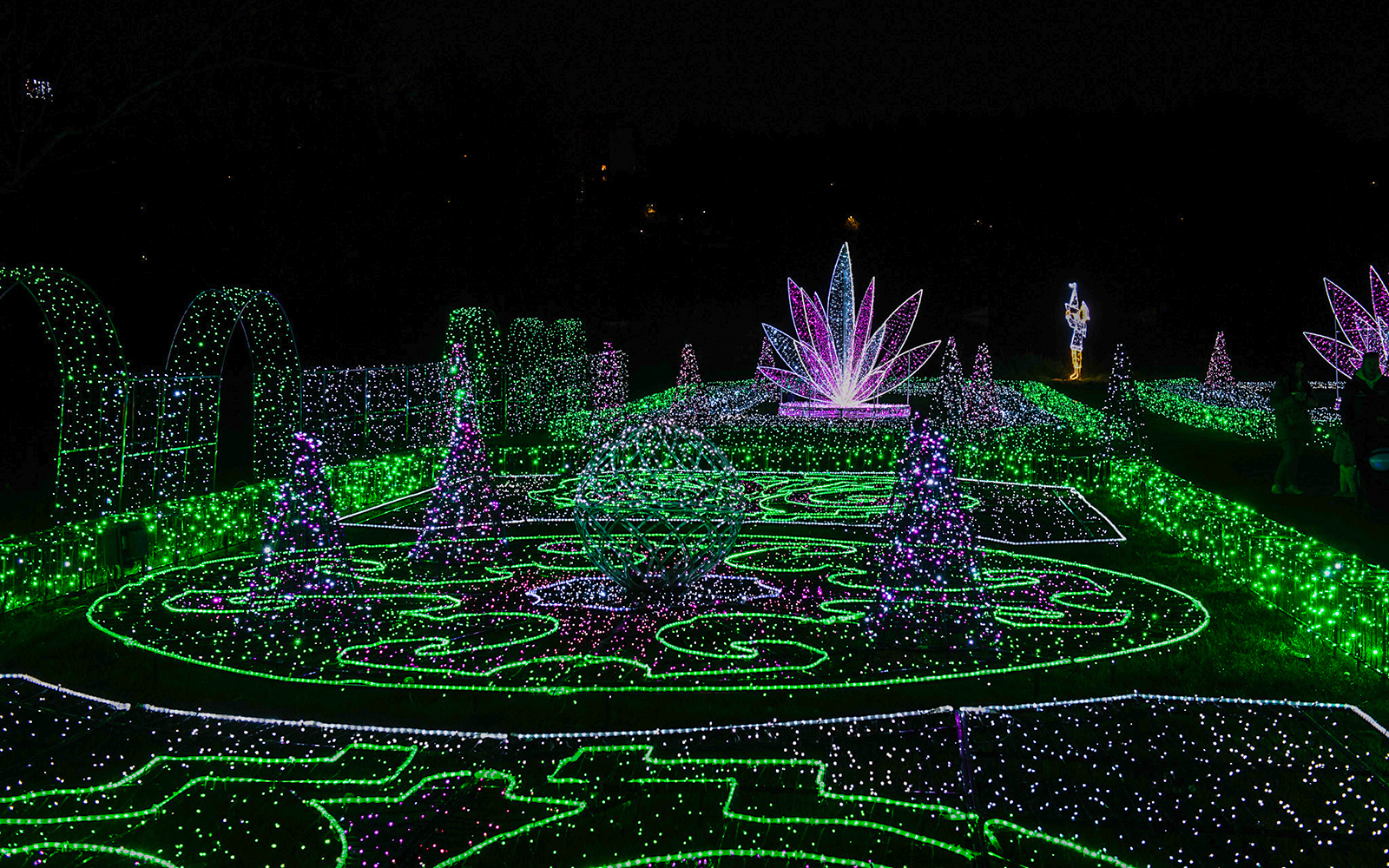 Lumina Park Wonderworld installations with vibrant light displays and illuminated sculptures.