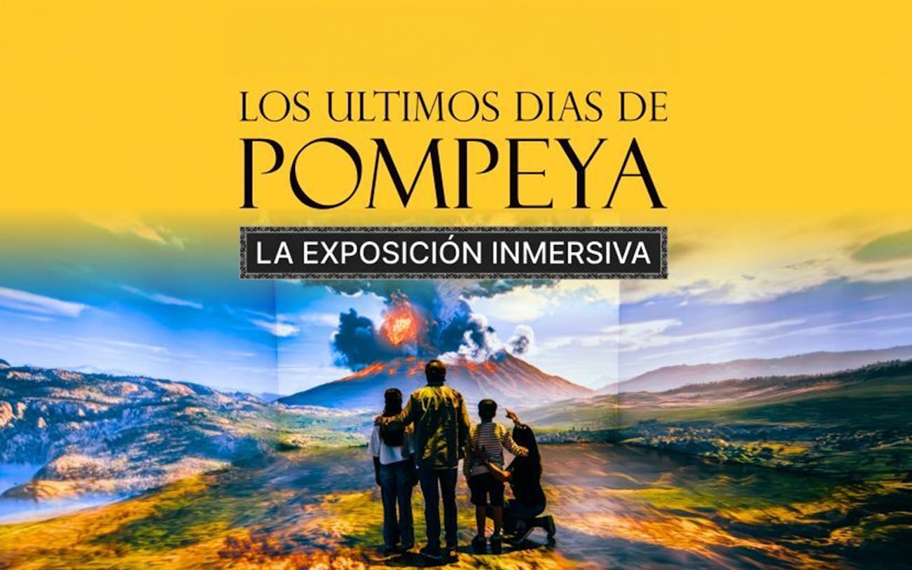 Visitors viewing erupting volcano at Los Últimos Días de Pompeya immersive exhibition.