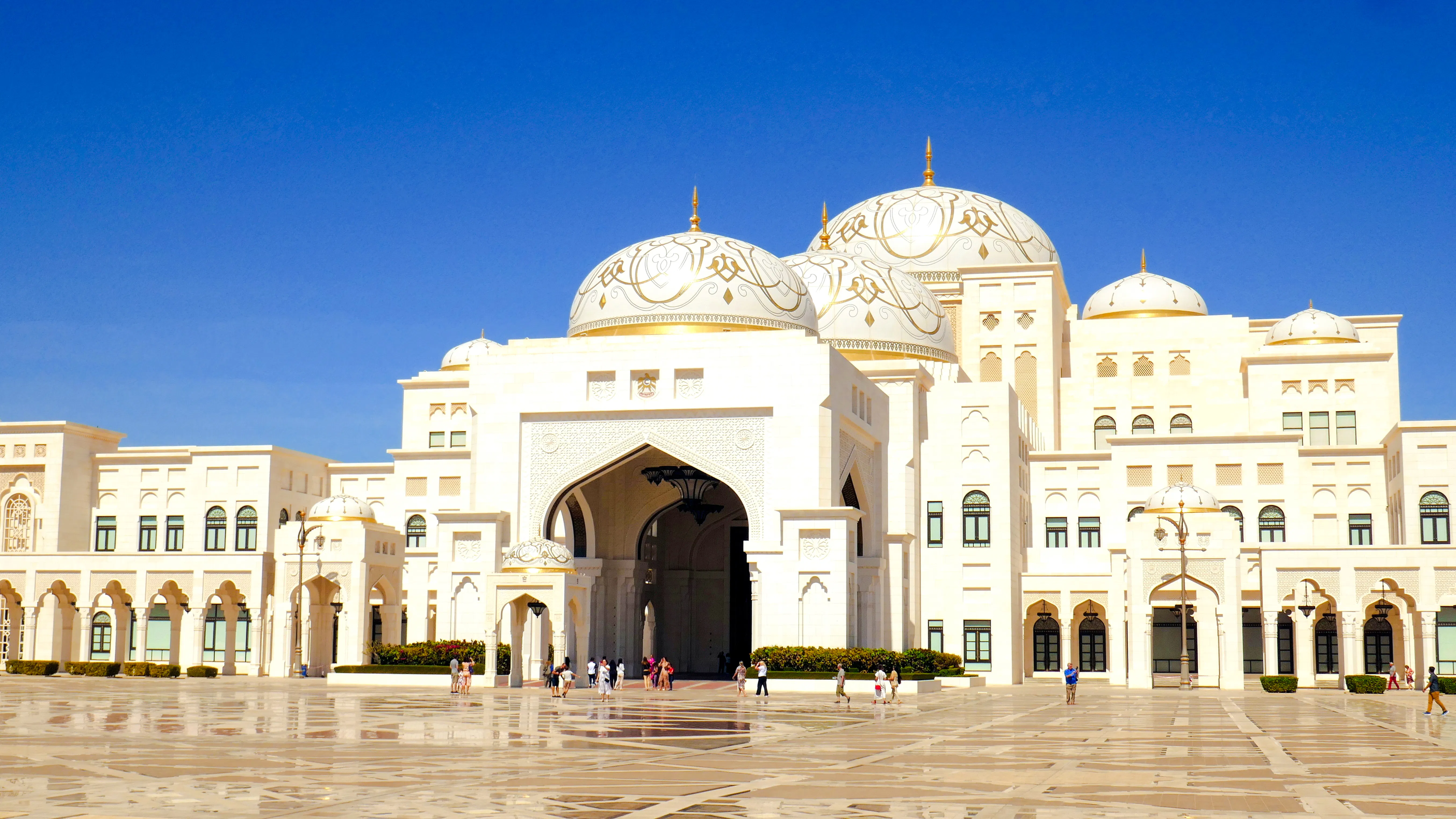 private stadtrundfahrt in abu dhabi während eines zwischenstopps mit flughafentransfers und eintritt in die große moschee-8