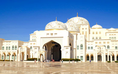 Privétour door Abu Dhabi tijdens een tussenstop, inclusief luchthavenvervoer en toegang tot de Grote Moskee