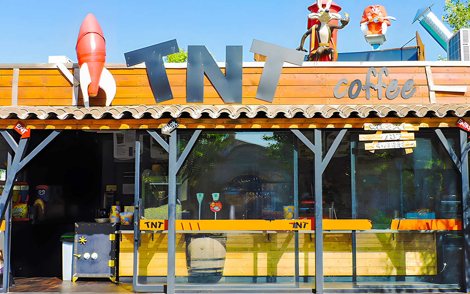 TNT Coffee shop exterior at Parque Warner Madrid.