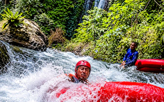 river tubing in ubud mit wasserfall und dschungel-canyon-5