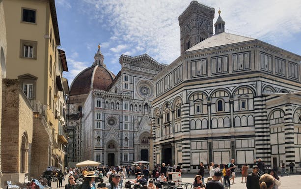 Florence Cathedral and Baptistery with tourists on a street food and sightseeing tour.