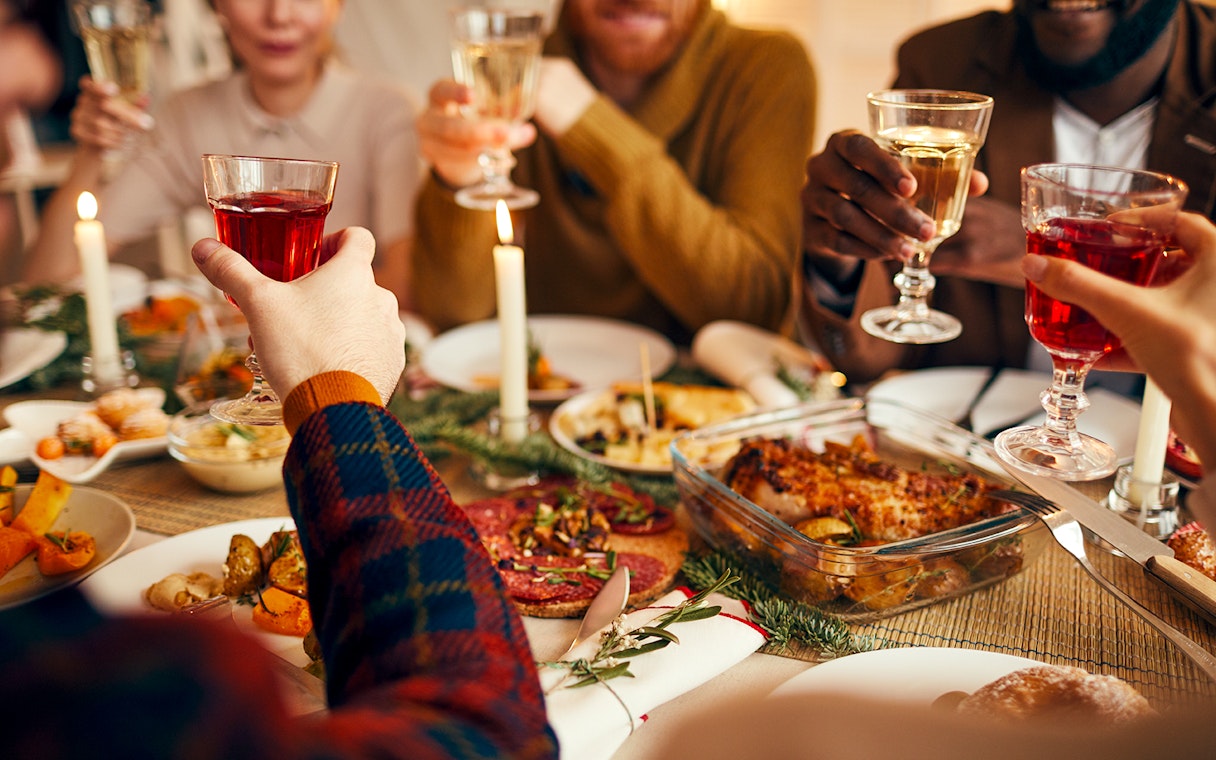 Tourists enjoying a three-course dinner during a small group day and night tour of Niagara.