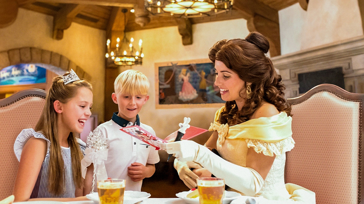 Children meeting a character at Auberge de Cendrillon, Disneyland Paris.