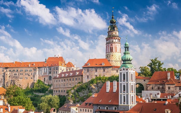 Cesky Krumlov castle overlooking the medieval town with red-roofed buildings and winding river.