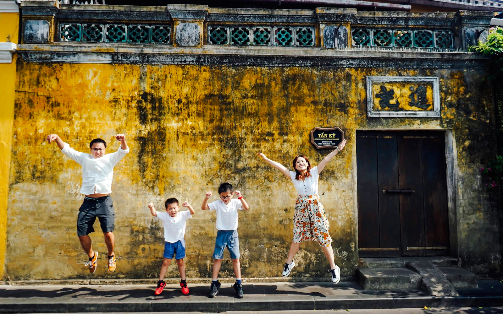 Hoi An Ancient Town Private Photoshoot and Guided Walking Tour Image 3