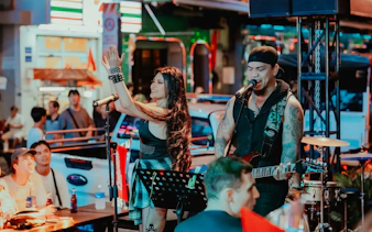 ho chi minh city pub crawl with free shots-2