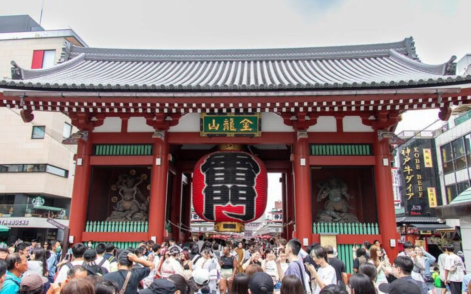 Kaminarimon Gate at Senso-ji Temple, Tokyo, crowded with visitors.