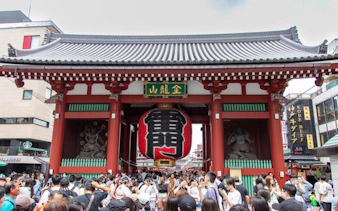 Kaminarimon Gate at Senso-ji Temple, Tokyo, crowded with visitors.