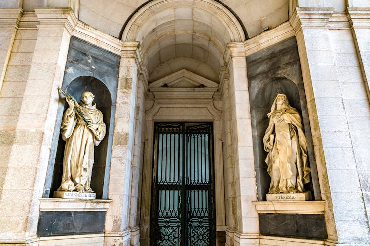 mafra national palace sculpture