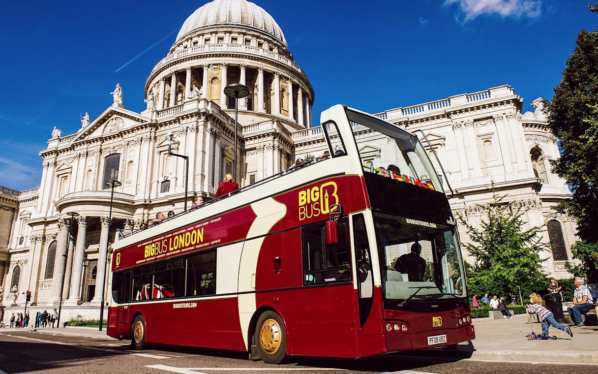 Open-top Big Bus tour in front of St. Paul's Cathedral, London.