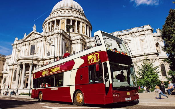 Open-top Big Bus tour in front of St. Paul's Cathedral, London.