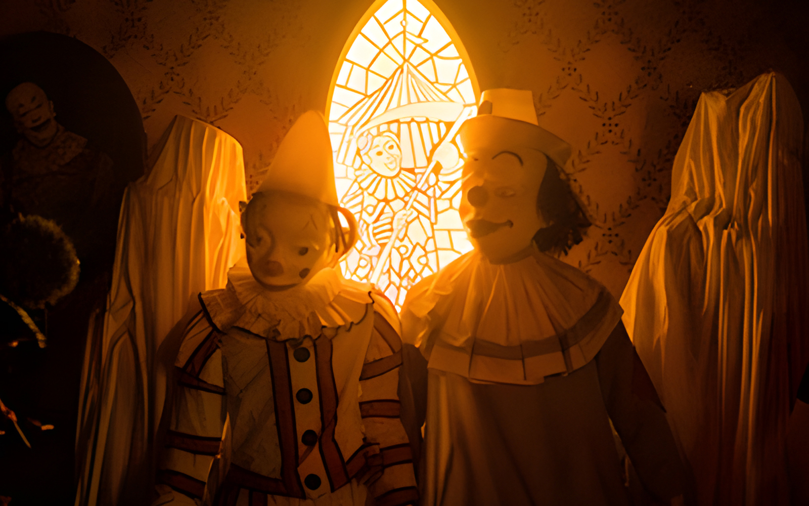 Clowns in a dimly lit room at Parque Warner Madrid's IT Experience event.