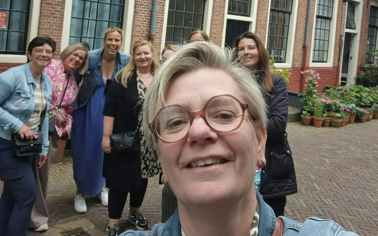 Group of people enjoying a self-guided city exploration game in Haarlem courtyard.