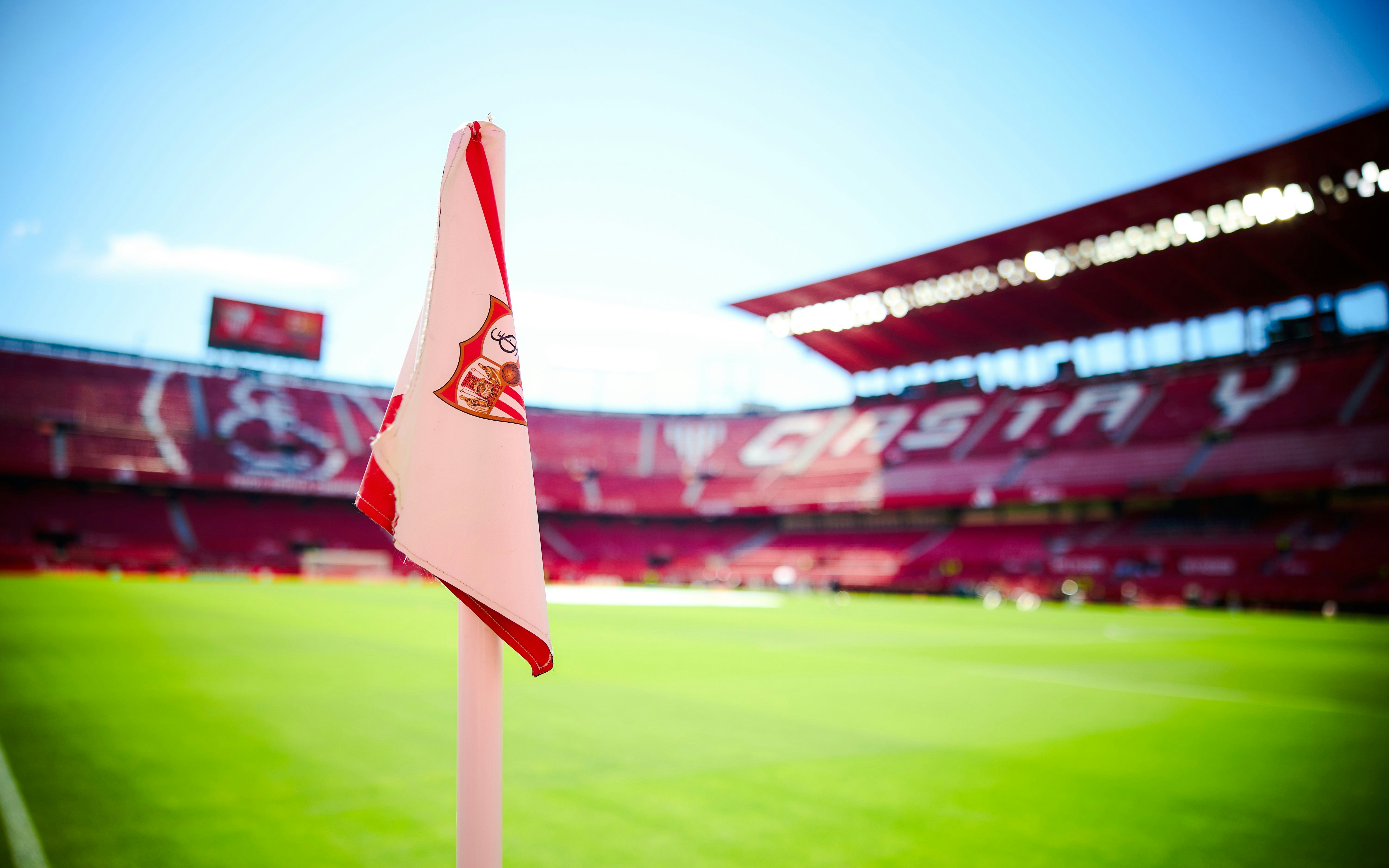 Ramón Sánchez Pizjuán Stadium with Sevilla FC corner flag on the field.