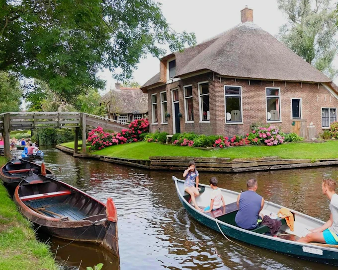 From Amsterdam: Private Day Trip to Giethoorn or Zaanse Schans Windmills (Product 50277)
