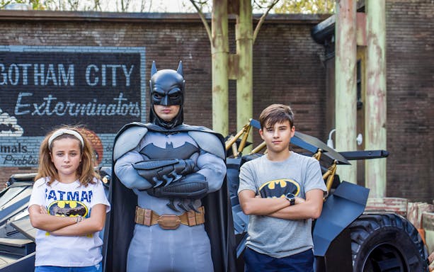 Children with Batman at Parque Warner Madrid.