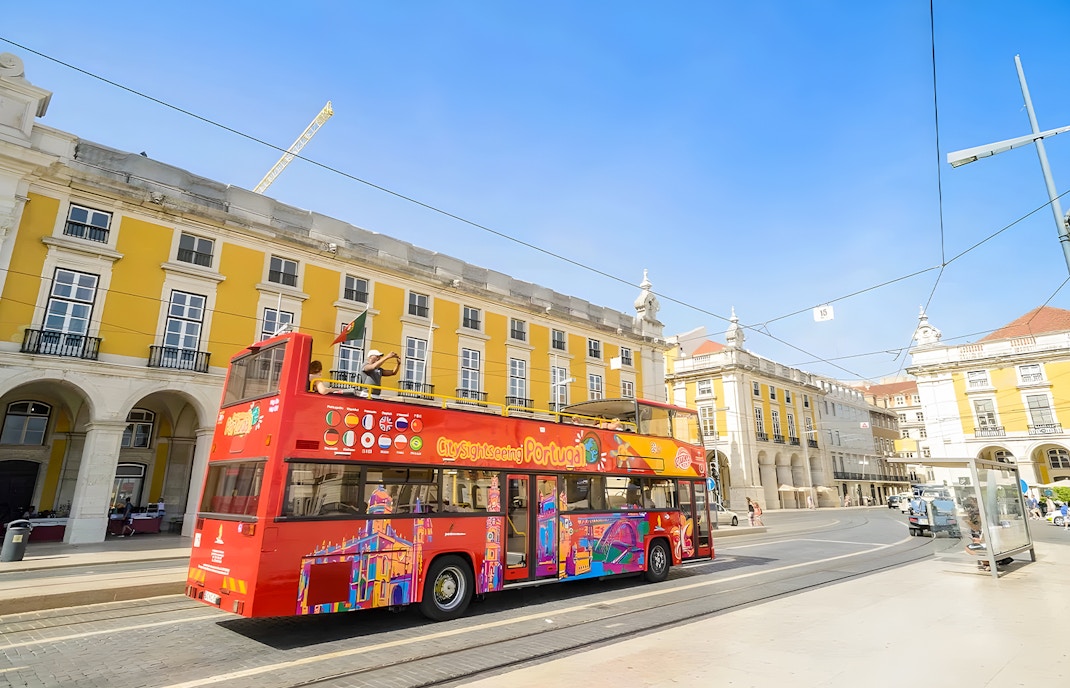 Lisbon HOHO bus at Praca do Comercio