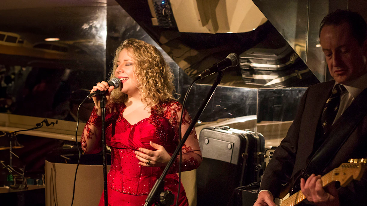 Live music performance on Gold Penfolds Dinner & Drinks Cruise, Sydney Harbour.