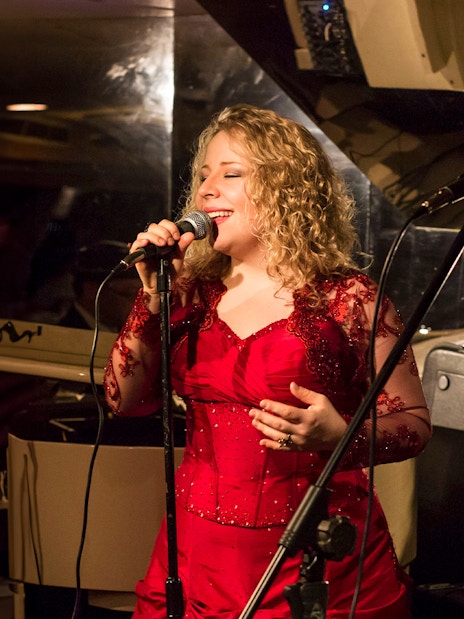 Live music performance on Gold Penfolds Dinner & Drinks Cruise, Sydney Harbour.
