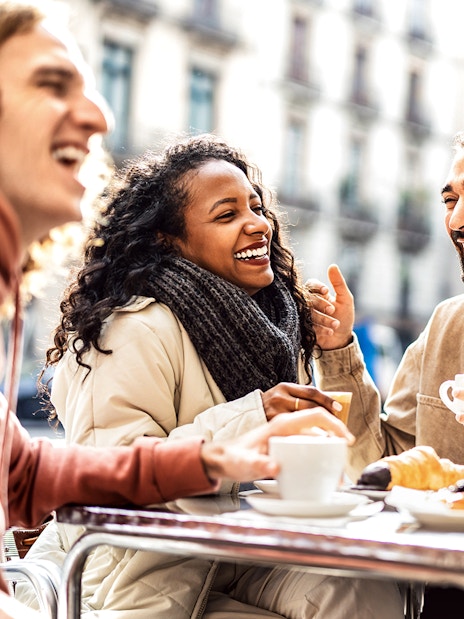 Friends enjoying coffee and pastries at a St. Georg cafe in Hamburg during a culinary tour.