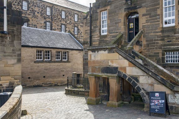edinburgh castle guided walking tour with fast-track entry-6