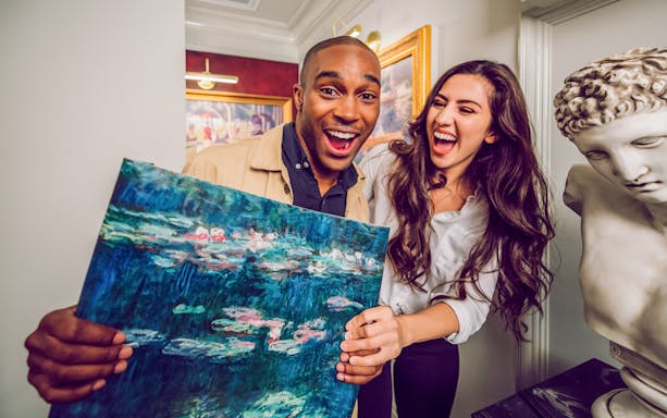 Couple enjoying art gallery with painting and sculpture, Nashville SightSeeing Flex Pass.
