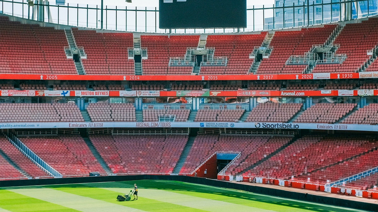 https://cdn-imgix.headout.com/media/images/785b4d9ee611284fcf474c67ebeec1e0-Emirates%20Stadium%20london_0000s_0000_huy-phan-i3KQSByYWf4-unsplash.jpg