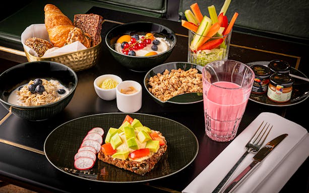 Breakfast spread with bread, cereal, and smoothie at Café Wintergarten.