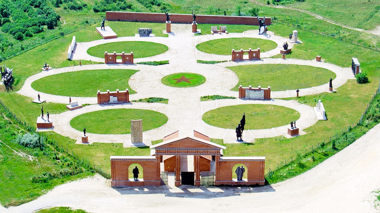 How to reach Memento Park?