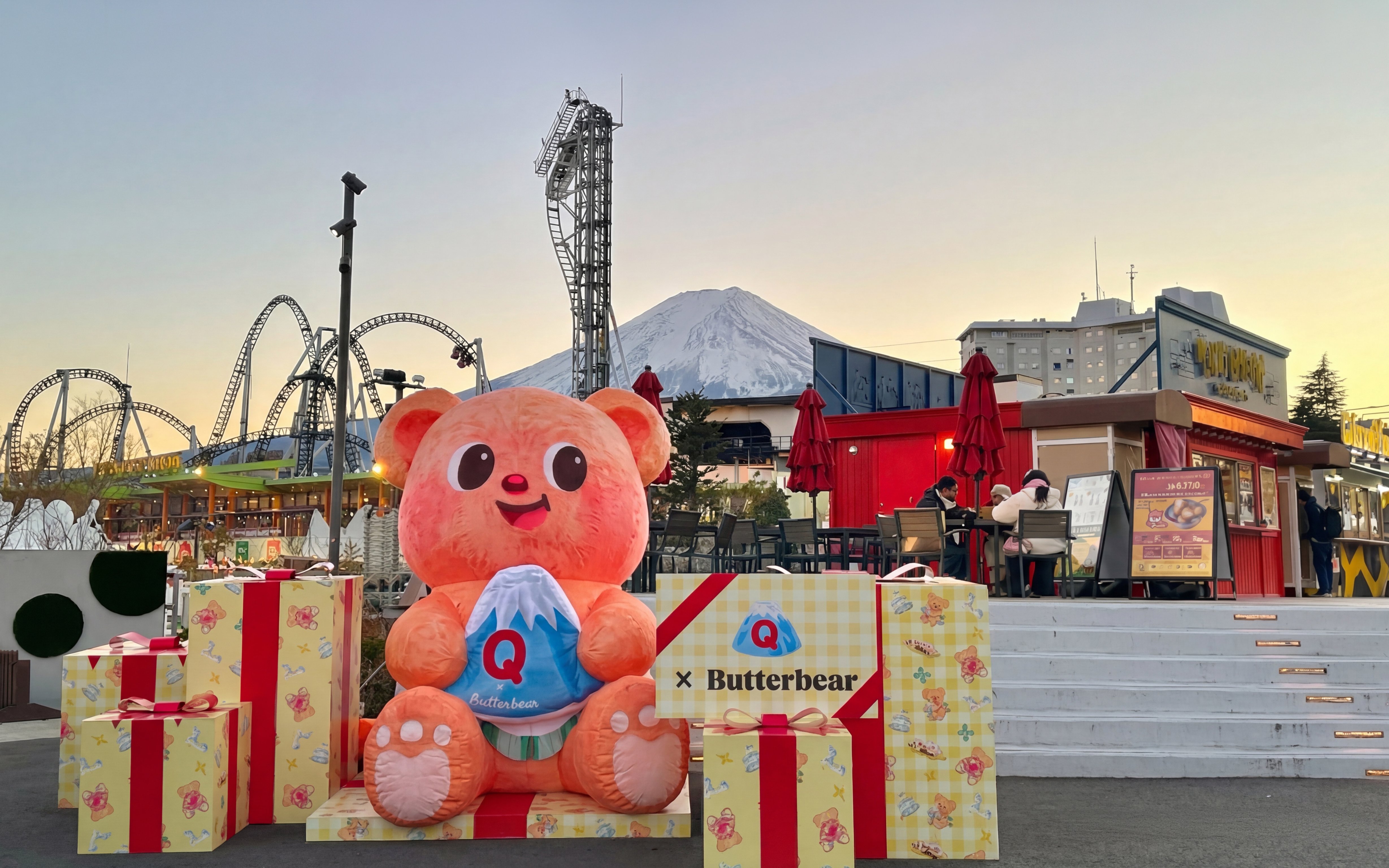 Fuji-Q Highland Amusement Park with Butterbear statue and Mount Fuji in the background.