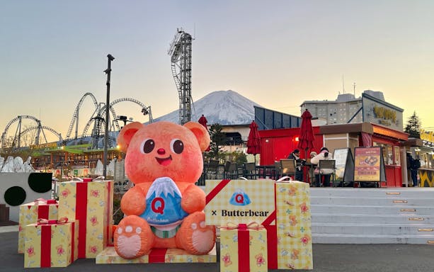 Fuji-Q Highland Amusement Park with Butterbear statue and Mount Fuji in the background.