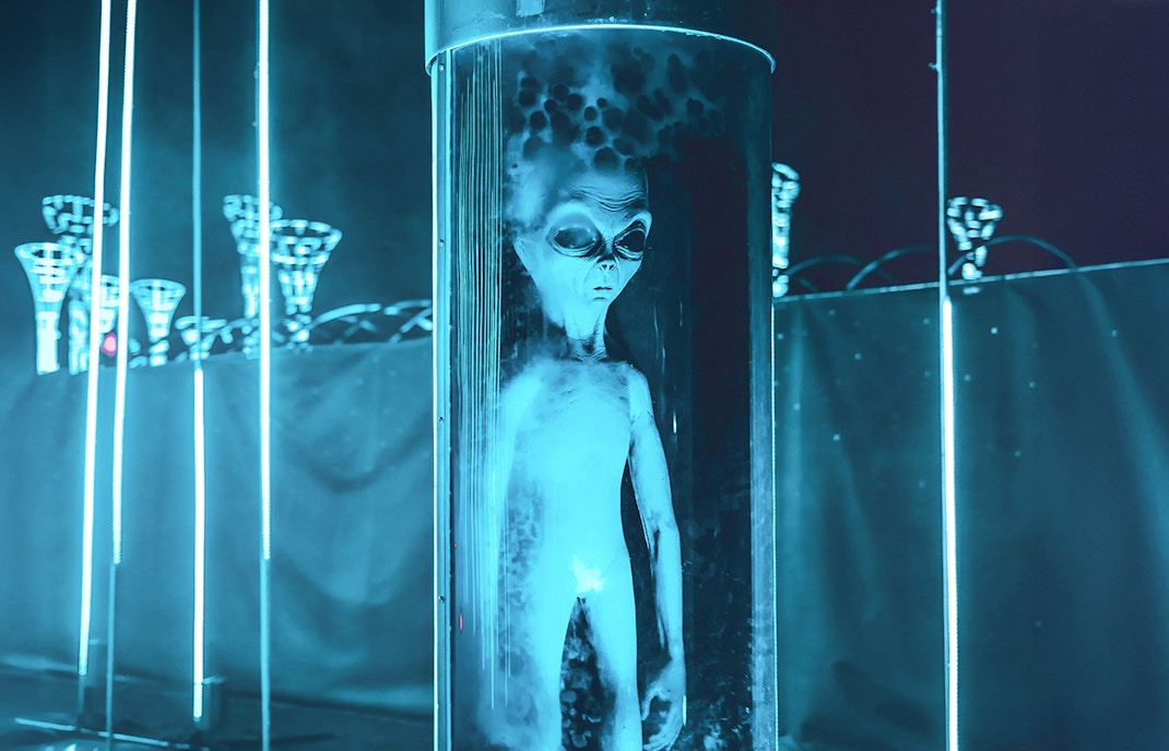 Alien standing in a glass tube, part of MIB in Universal Orlando