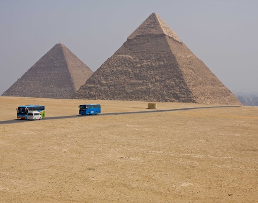 pyramids of giza location