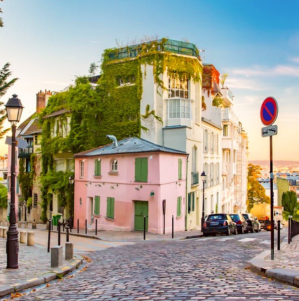 Explore Paris by foot with a free walking tour at Montmartre