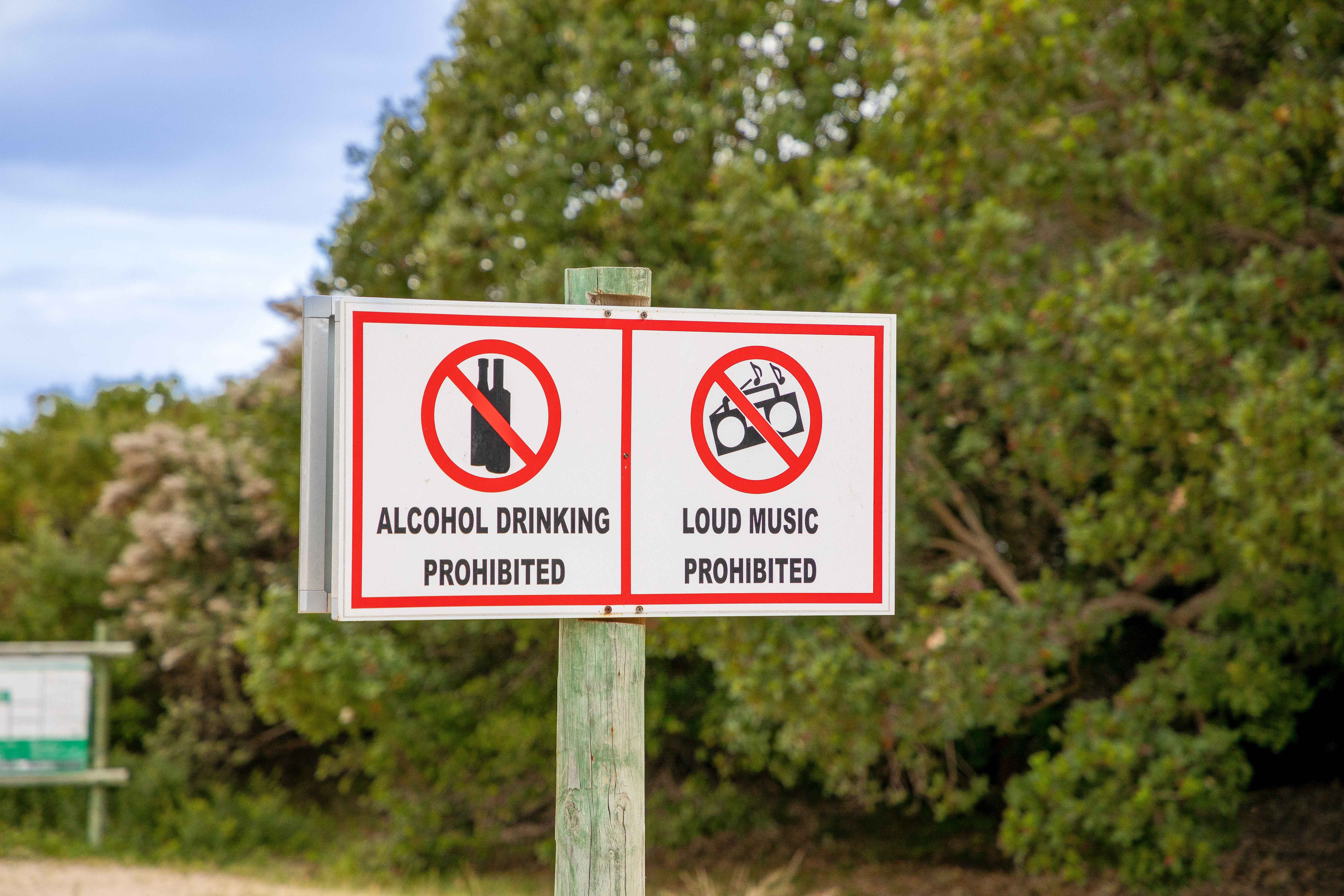 Sign saying no drinking of alcohol and loud music is allowed