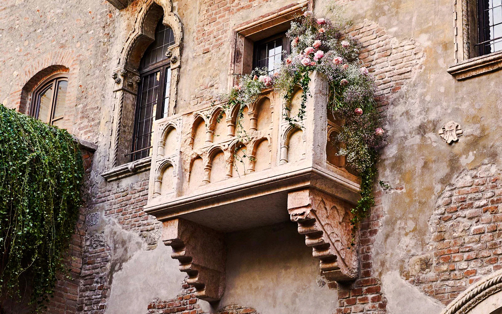 Verona Juliet's House Entry Ticket With Courtyard, Museum & Theatre Access Image 1