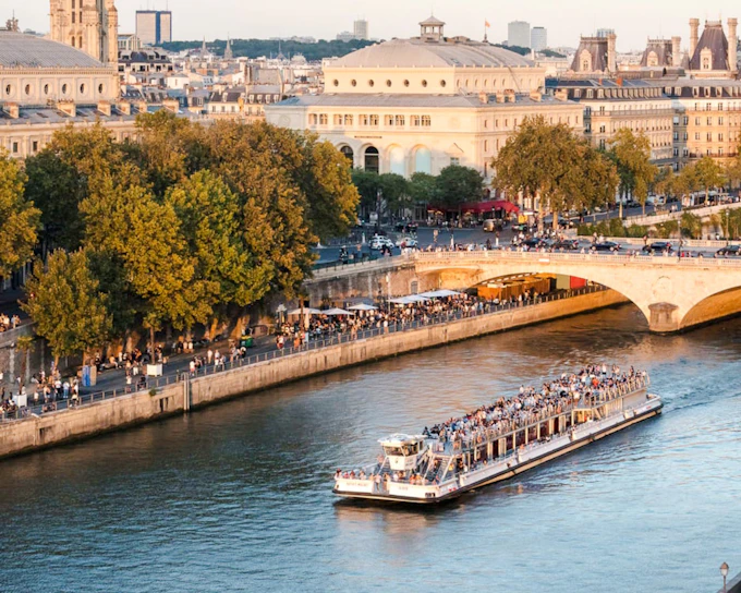 Seine River 1-Hour Sightseeing Cruise from the Eiffel Tower