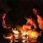 Lassen Sie Ihren Krathong treiben und sehen Sie biolumineszierendes Plankton